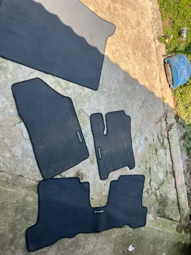 Jogo de Tapetes em Borracha + Porta-Malas Renault Sandero Original
