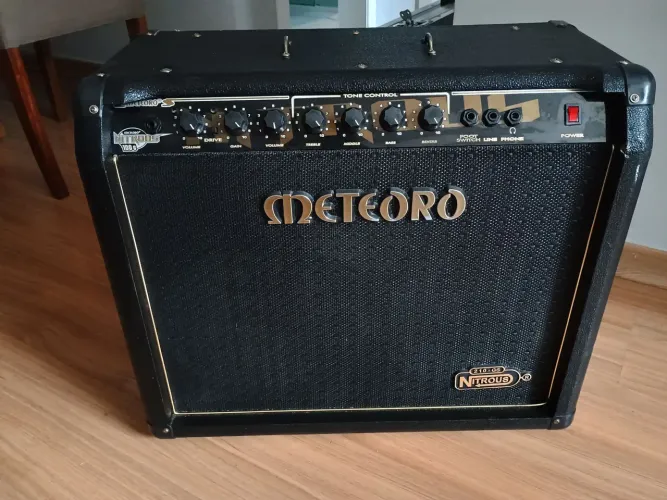Cubo para Guitarra - Caixa amplificadora Meteoro Modelo 100G - Potência 150W - 127/220V