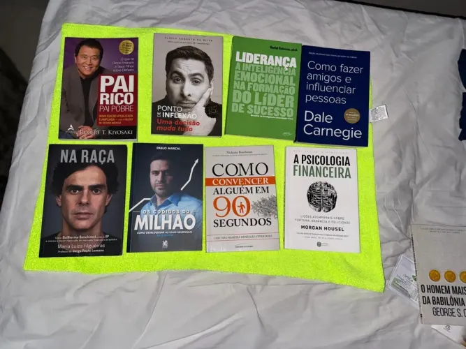 Livros sobre educação financeira, investimentos, empreendedorismo e evolução pessoal.