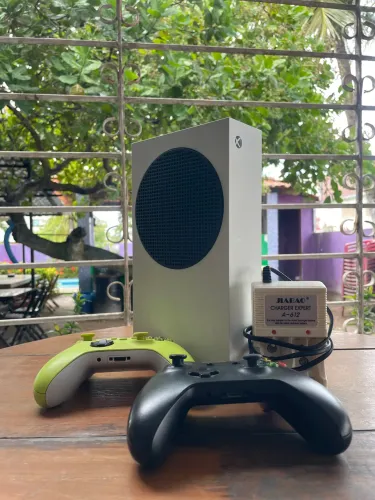Xbox Series S + 2 Controles + Carregador de Pilhas (Pronto para Jogar!)