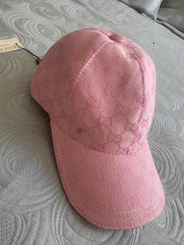 Boné rosa com detalhes dourados inspiração italiana da Gucci 