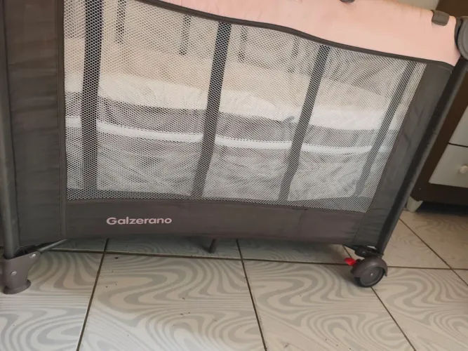 Vende-se berço camping com colchão.