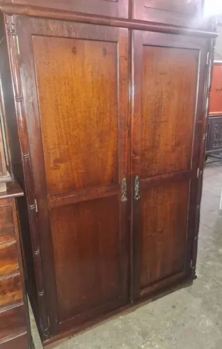 Guarda roupa de madeira antiguidade 