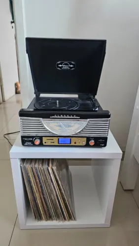 Toca-Discos Vintage Pyle com USB, Rádio e Controle Remoto