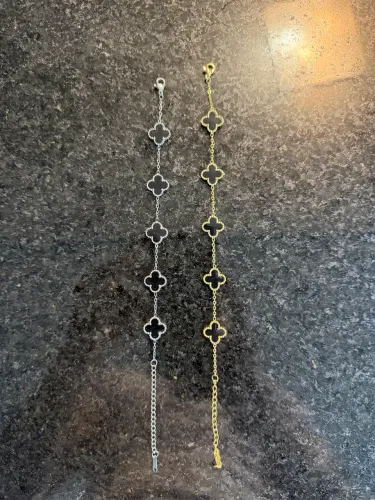 duas pulseiras trevo uma banhada ouro, outra banhada prata