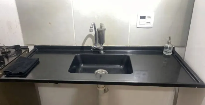 Pia preta cozinha com torneira e filtro