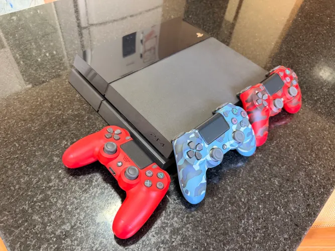 Playstation 4 + 3 Controles