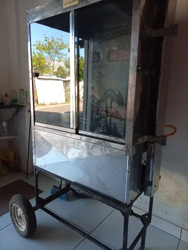 Galeteria elétrica, com capacidade para 20 galetos.