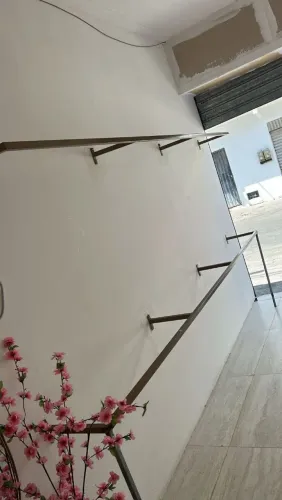 Arara,,balcão, cabides..