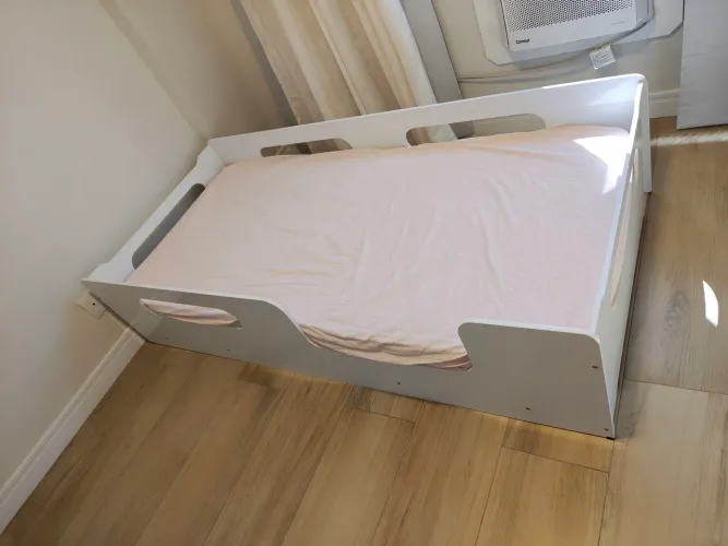 Cama solteiro Montessori branca + colchão Ortobom