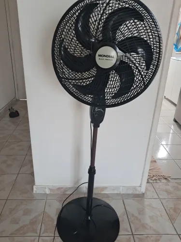 Ventilador mondial funcionando com um pouco de ferrugem no pé o valor 130,00 reais  qualnc