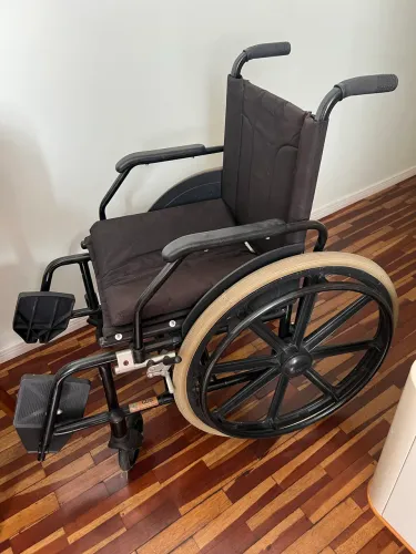 Vende se uma cadeira de rodas semi nova