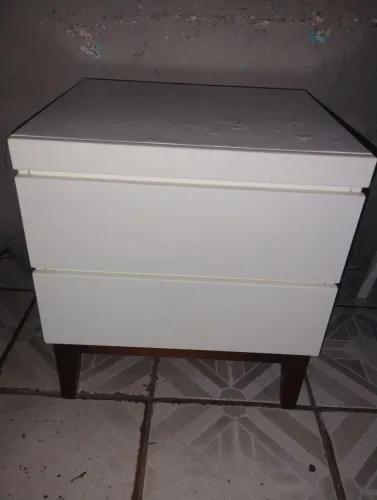 Mesa de cabeceira MDF e Madeira maciça artemobili cor branco/imbuía.
