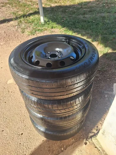 Jogo de rodas aro 15 com pneus 