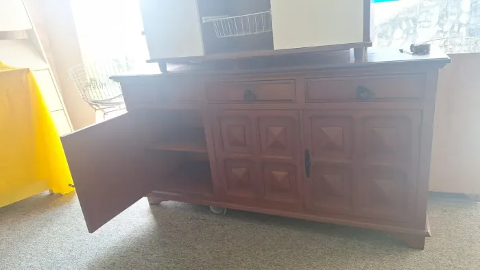 Buffet madeira mácica em bom <br>Largur. a 1.50 × 46 profundidade × 68 Altura.<br>Valor 800,00