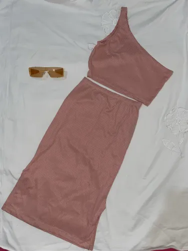 Conjunto com cropped lateral e saia midi 
