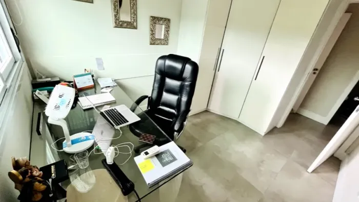 Mesa de Escritório / Escrivaninha com Tampo e Pés de Vidro Robustos