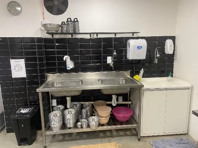 Mesa inox com 2 Cubas, torneira e filtro. Novíssima 