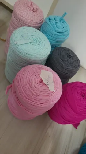 6 Fios de malha (inteiros e retalhos) e 2 Fios de amigurumi