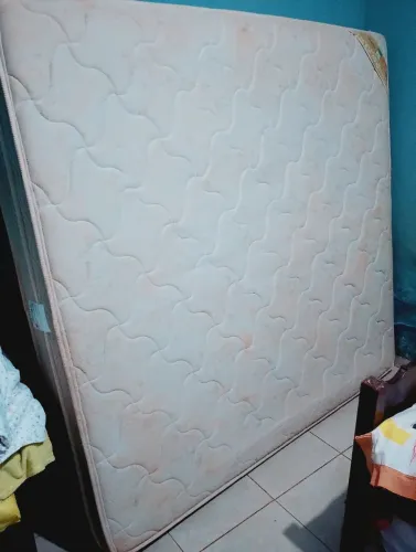 Vende se um colchão king 