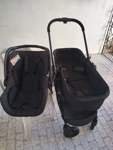 Carrinho com bebê conforto 