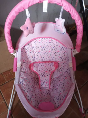Cadeira de descanso para bebê menina. Toda desmontável e fácil de guardar e manusear!