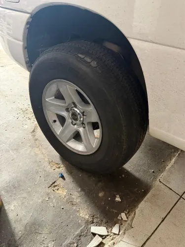 Jogo de rodas da Tracker (recém pintada) com pneus 245/70 R16 Meia vida pra menos