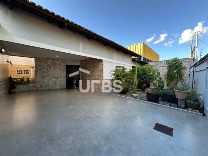 CASA GRANDE, 3 QUARTOS, UM SUÍTE, DOIS BANHEIROS SOCIAIS, SEIS GARAGENS COBERTAS, DUAS VAG