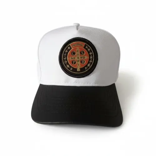 Boné casual branco aba preta