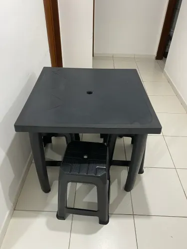Vendo mesa de plástico com 4 bancos 