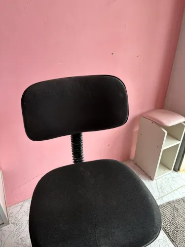 Cadeira com rodinhas e regulagem de altura.