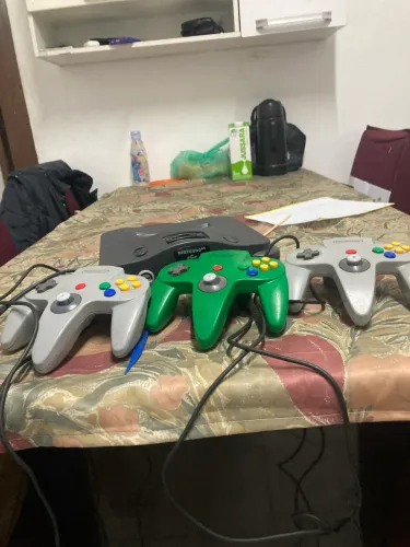 Vídeo game ?              Nintendo 64 com 3 controles sem jogos 