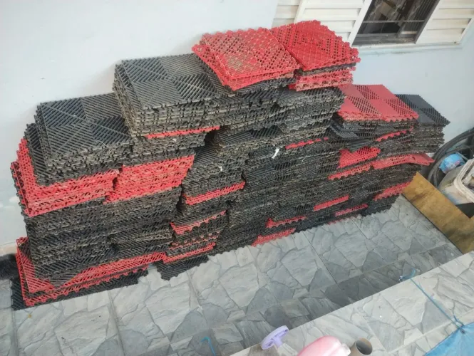 Piso modular preto e vermelho 10x6 (60m)