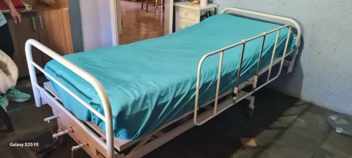 Cama hospitalar com manivela c/ elevação de altura