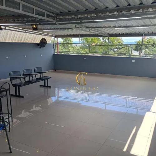 Prédio Comercial com 300 m² na Av. Pedro Friggi Vista Verde | 4 Vagas e Auditório