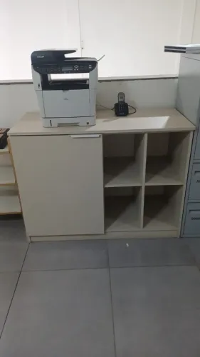 Armário/ estante com furação para cabos.