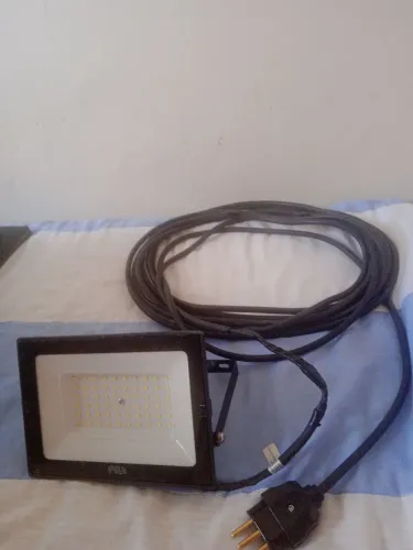Vende-se uma extensão é repleto de luz por $100reais pagamento á vista no dinheiro ou pix 