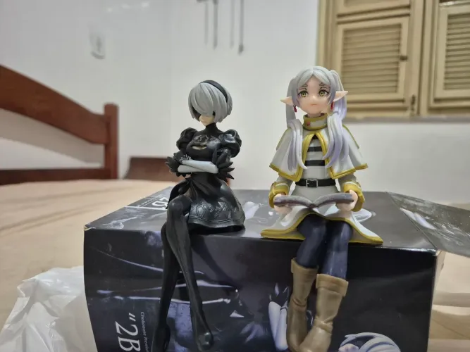 2 figures sentadas (Frieren e 2B) em perfeitos estados!!
