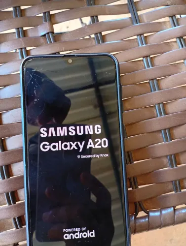 Samsung A20 pequeno trincado mais funcionando normal
