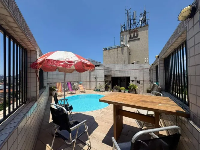 Cobertura reformada com 187 m², 3 suítes, piscina privativa e vista livre
