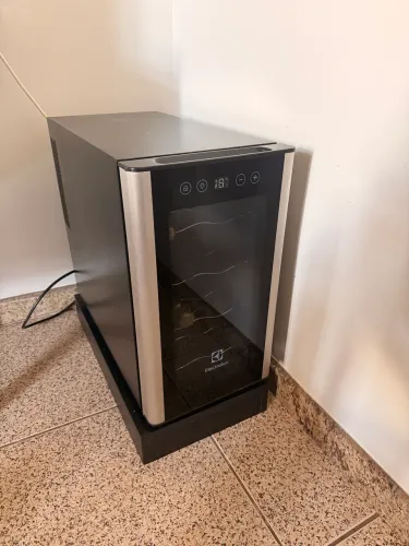 Adega Electrolux 8 garrafas