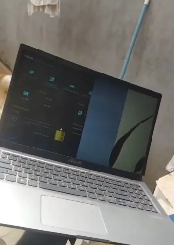 Asus vivobook X1500e i3 11°geração funcionando perfeitamente detalhe display quebrado.