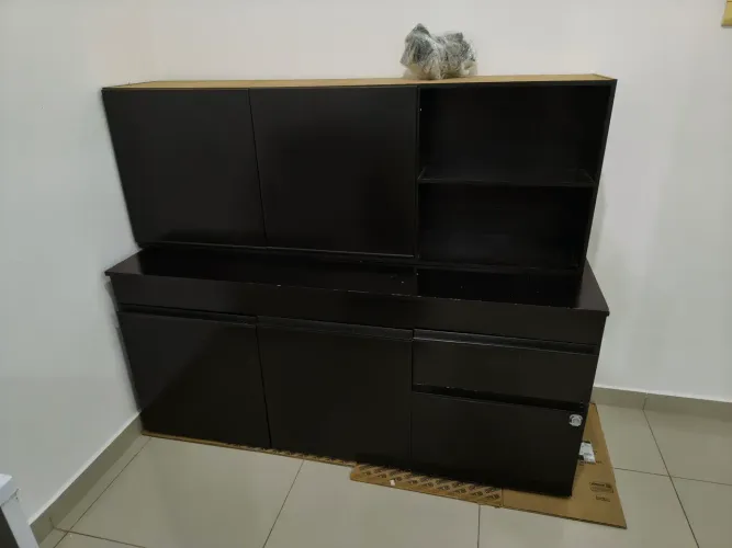 Armário de cozinha. Balcão e armário aéreo