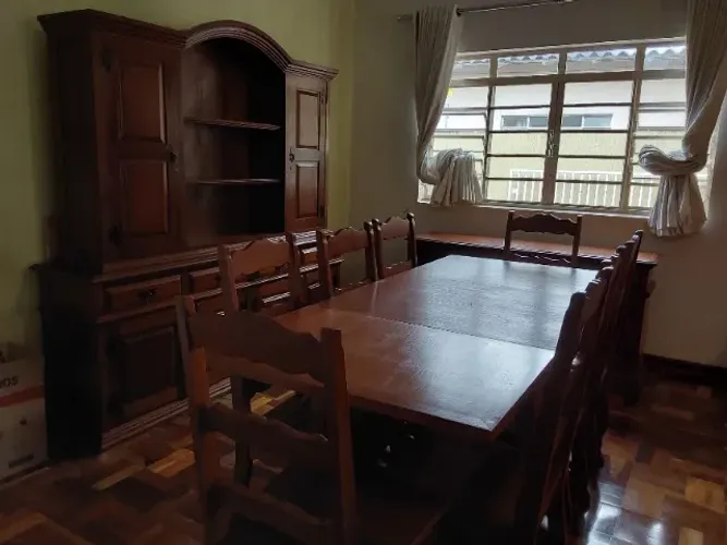 Cristaleira e Mesa  de Jantar expansível 