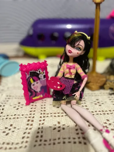 Draculaura Art class