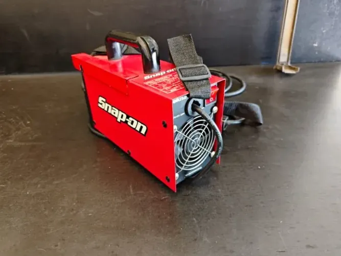 Máquina de solda inversora Tekna TW140ICM-MMA vermelha 60Hz - 220 Volts
