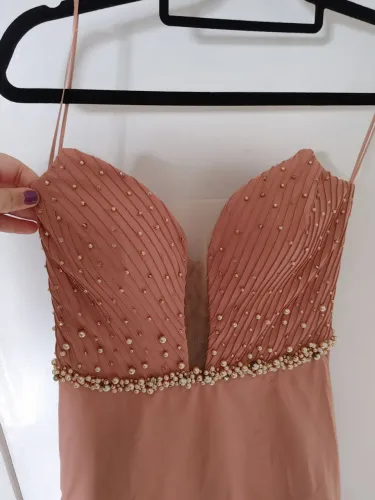 Vestido de festa perfeito, detslhes em pérolas.