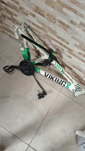Vendo quadro viking usado junto com guidão, mesinha gios, 1 roda vmaxx e pneu kenda flame 