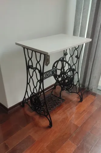 Mesa aparador com pés de máquina de costura antiga