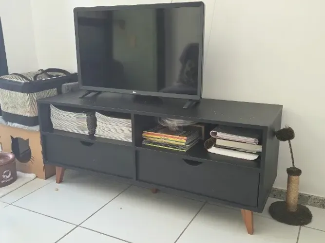 Rack para TV Retrô Preto com Gavetas e Pés Palito 120cm
